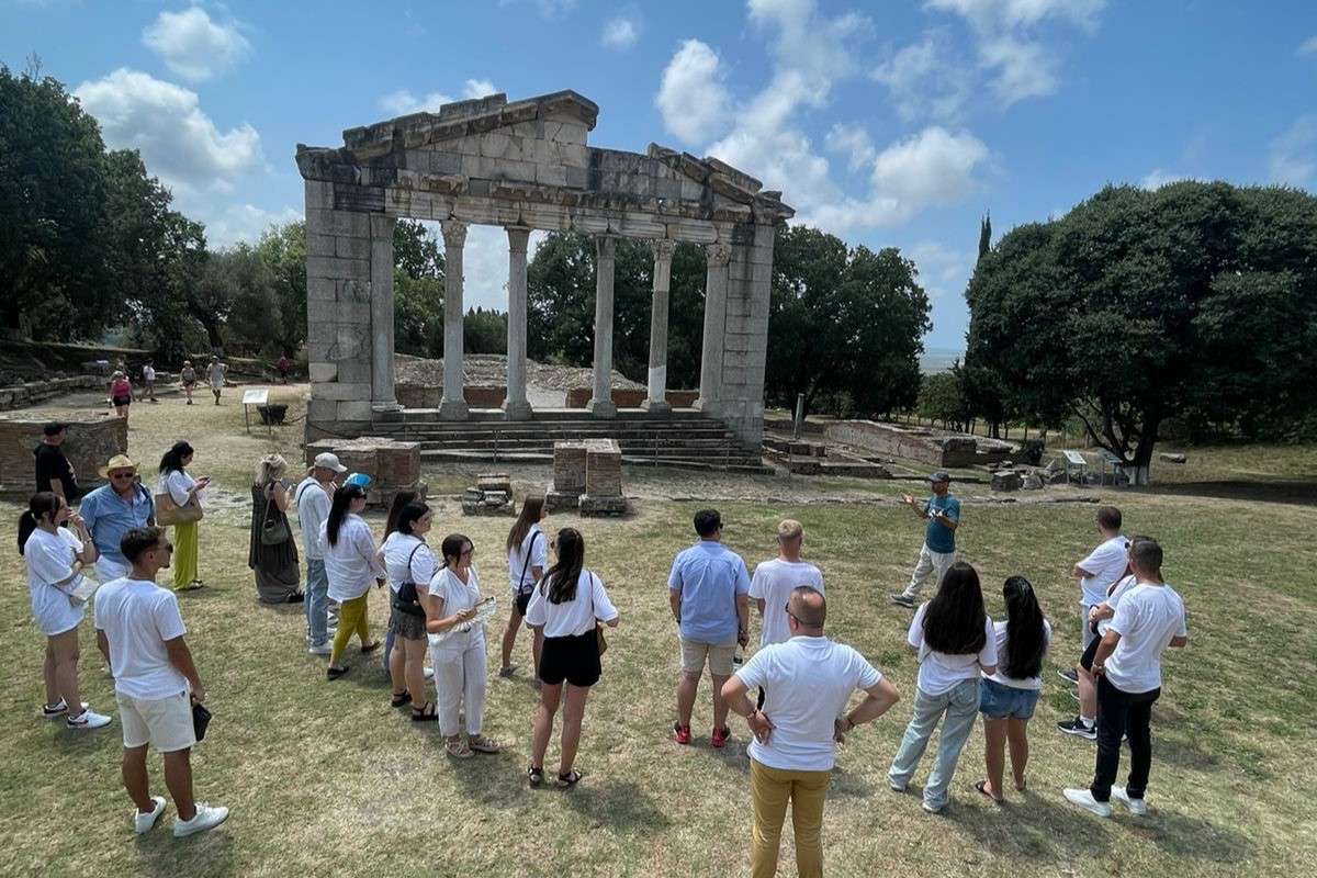 Të rinjtë e shkëmbimit kulturor në Parkun Arkeologjik të Apollonisë