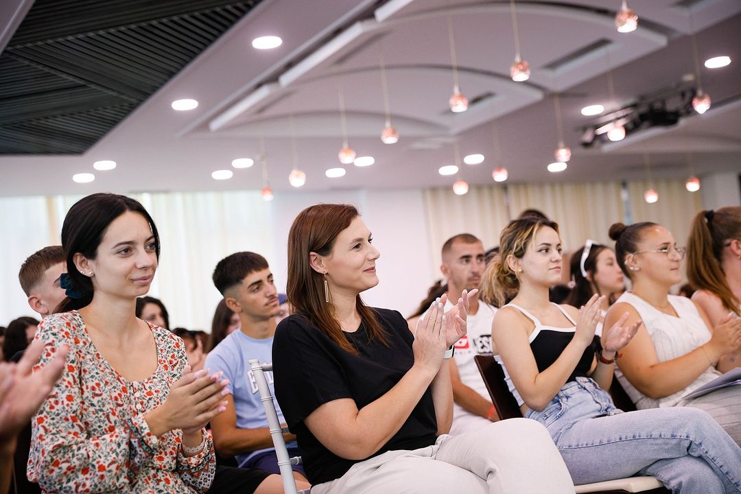 Ministri i Shtetit për Rininë dhe Fëmijët, Znj. Bora Muzhaqi në kampin "Rinia Ndryshon Ligjet"