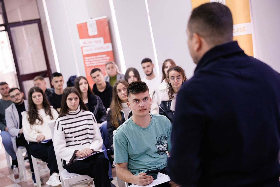 Drejtori i Agjencisë Kombëtare të Rinisë Z. Geron Ibrahimi me të rinjtë e KVR-ve