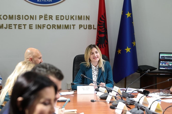 Komisionin Parlamentar për Edukimin dhe Mjetet e Informimit Publik