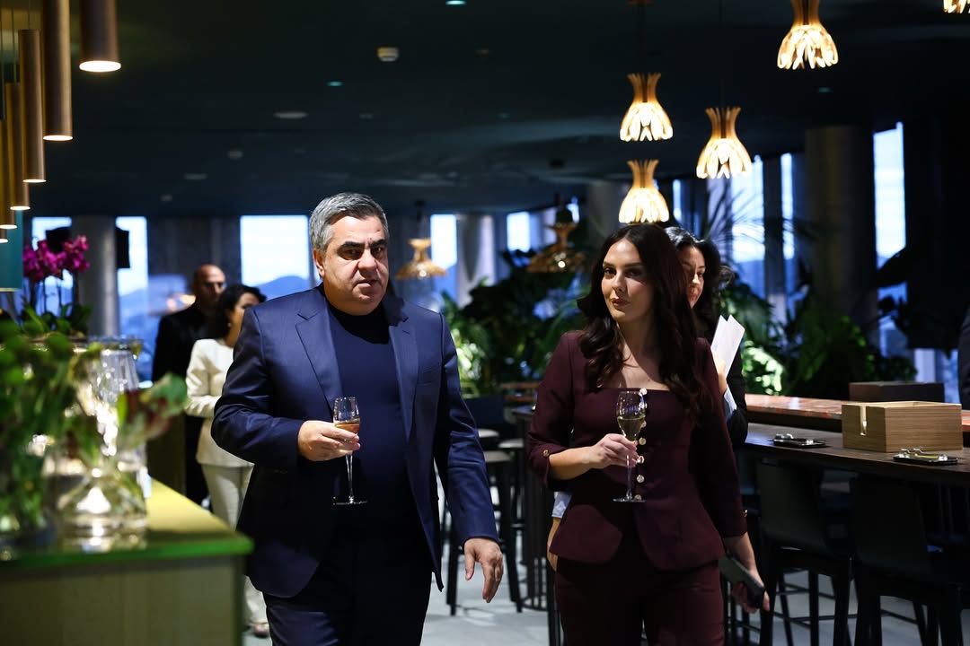 Fotoalbumi 2 - Momente nga socializimi i të ftuarve në mbrëmjen e prezantimit të Vizionit të Ri