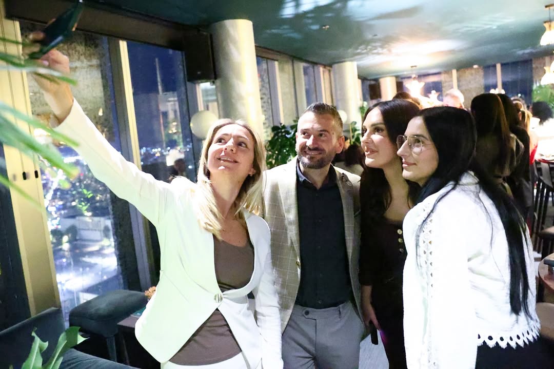 Fotoalbumi 2 - Momente nga socializimi i të ftuarve në mbrëmjen e prezantimit të Vizionit të Ri (7)