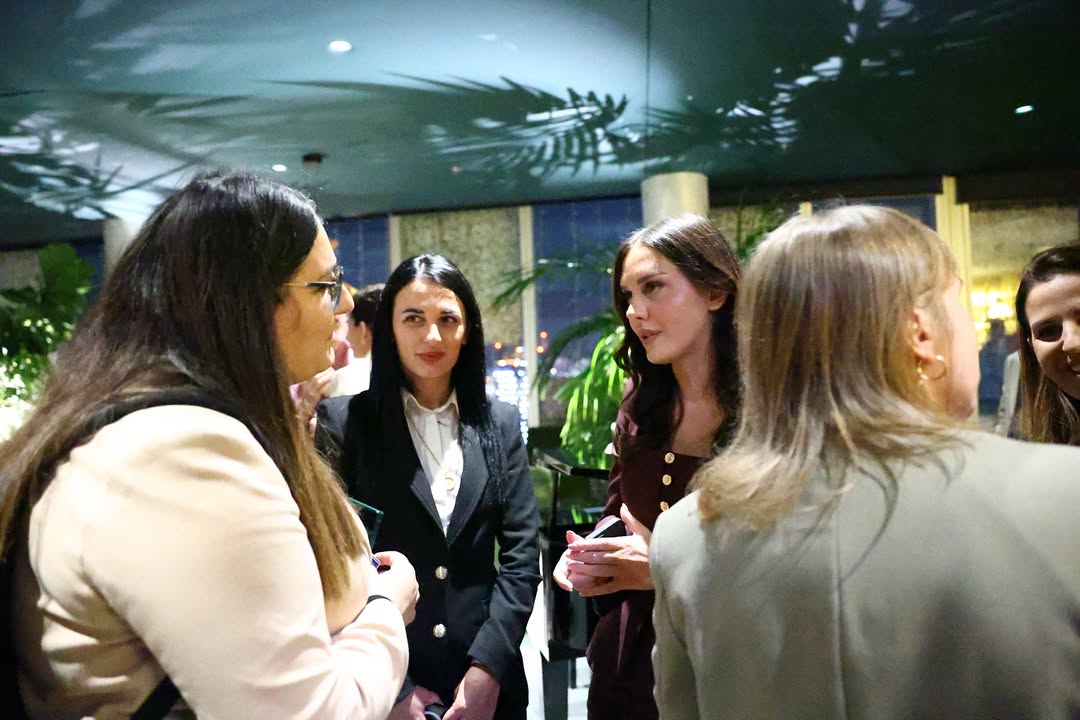 Fotoalbumi 2 - Momente nga socializimi i të ftuarve në mbrëmjen e prezantimit të Vizionit të Ri (8)
