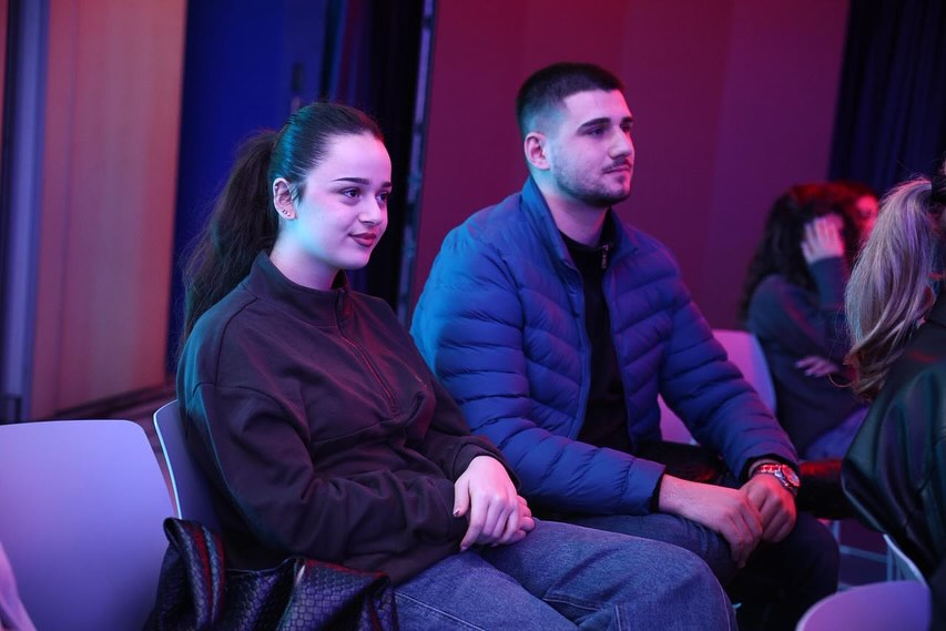 E nisëm ditën me plot energji pozitive në zyrat e AKR-së, në shoqërinë e të rinjve vullnetarë të (5)