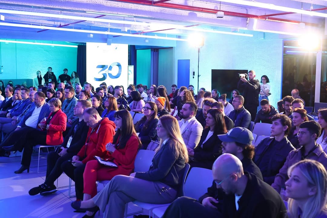 E nisëm ditën me plot energji pozitive në zyrat e AKR-së, në shoqërinë e të rinjve vullnetarë të (6)