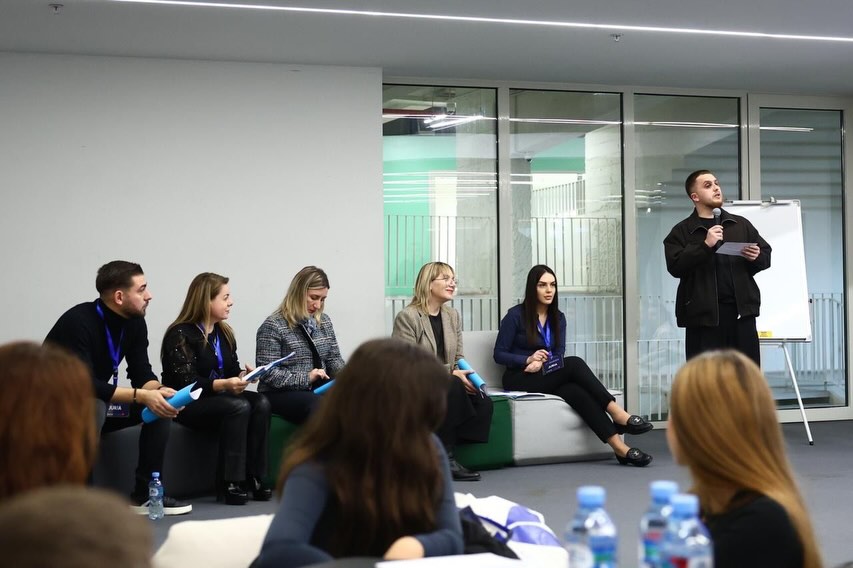 Drejtoresha e Përgjithshme e Agjencisë Kombëtare të Rinisë znj. Sara Bodo, ishte pjesë e Bootcam (4)