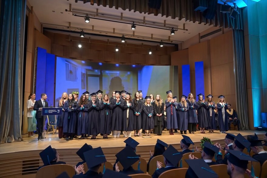 Kënaqësi të isha pranë të rinjve dhe trupës akademike të Universitetit Metropolitan në Ceremonin (1)