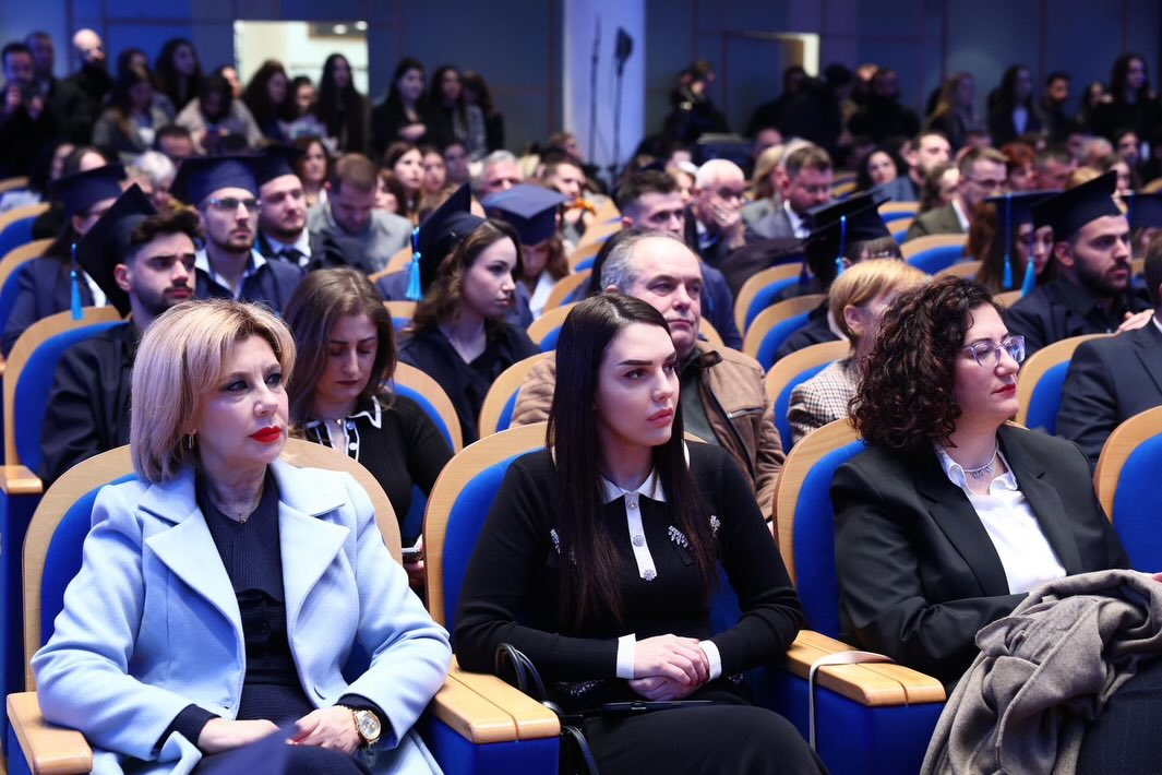 Kënaqësi të isha pranë të rinjve dhe trupës akademike të Universitetit Metropolitan në Ceremonin (2)