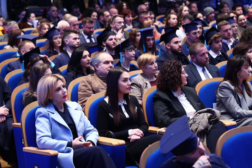 Kënaqësi të isha pranë të rinjve dhe trupës akademike të Universitetit Metropolitan në Ceremonin (5)
