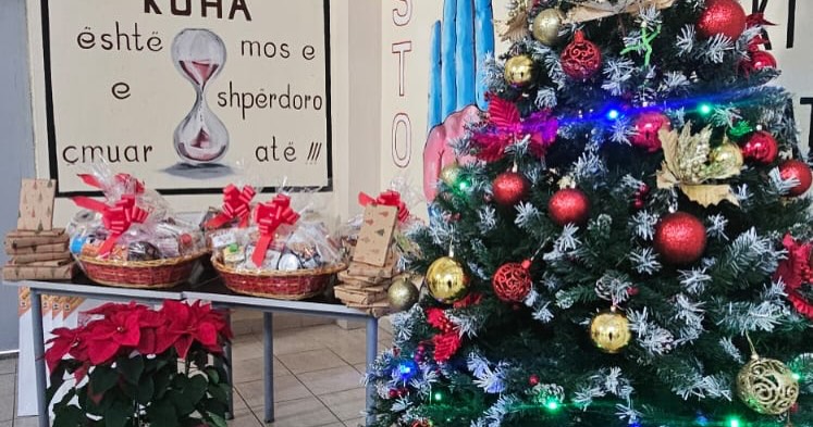 Në frymën e Krishtlindjes, ndamë ngrohtësi, shpresë dhe dhurata për festat duke ofruar mbi të gj (1)