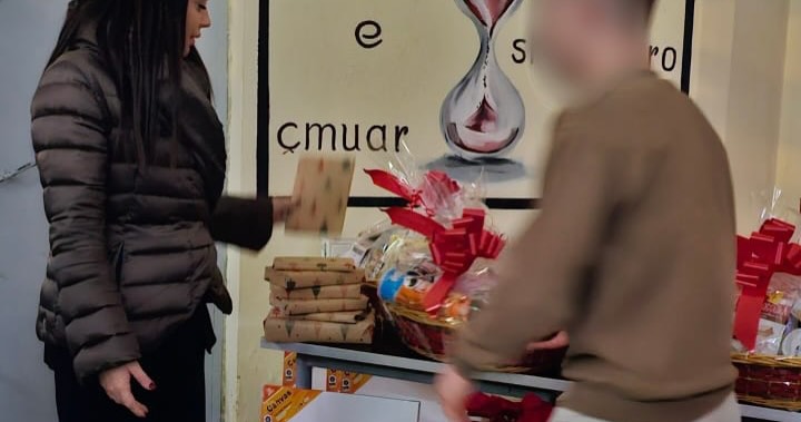 Në frymën e Krishtlindjes, ndamë ngrohtësi, shpresë dhe dhurata për festat duke ofruar mbi të gj (2)