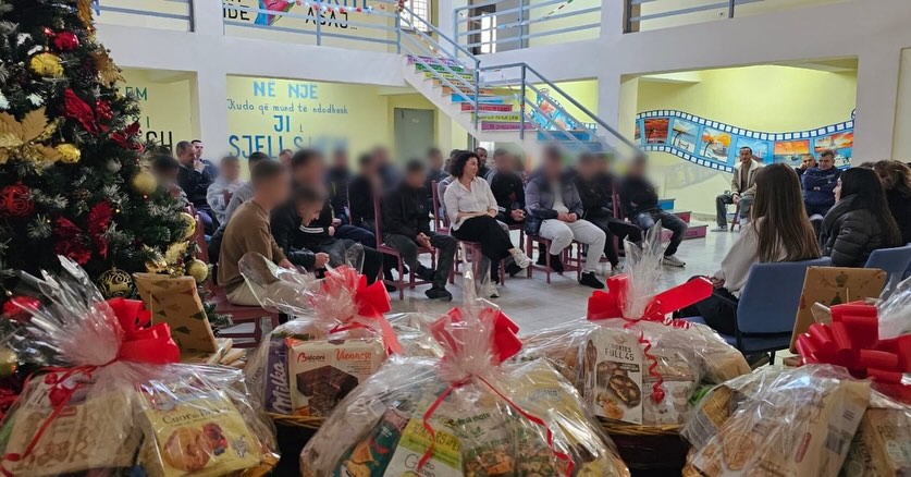 Në frymën e Krishtlindjes, ndamë ngrohtësi, shpresë dhe dhurata për festat duke ofruar mbi të gj (4)