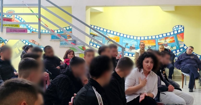 Në frymën e Krishtlindjes, ndamë ngrohtësi, shpresë dhe dhurata për festat duke ofruar mbi të gj (6)