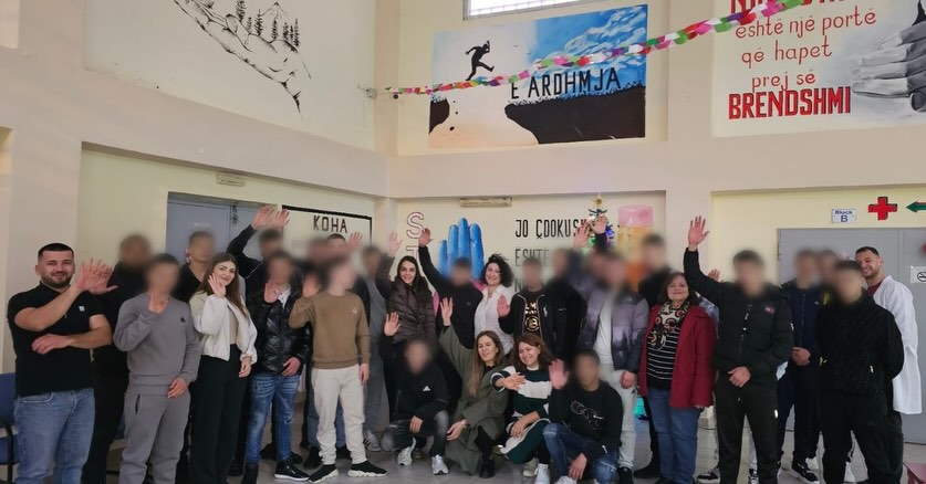 Në frymën e Krishtlindjes, ndamë ngrohtësi, shpresë dhe dhurata për festat duke ofruar mbi të gj (7)