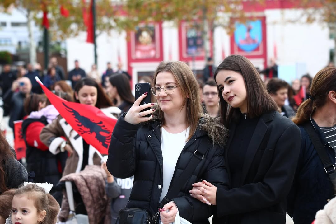 🇦🇱 “Rinia në Zemër të Vlorës” – 28 Nëntor 🇦🇱Një ditë plot emocion, muzikë dhe energji rinore (9)