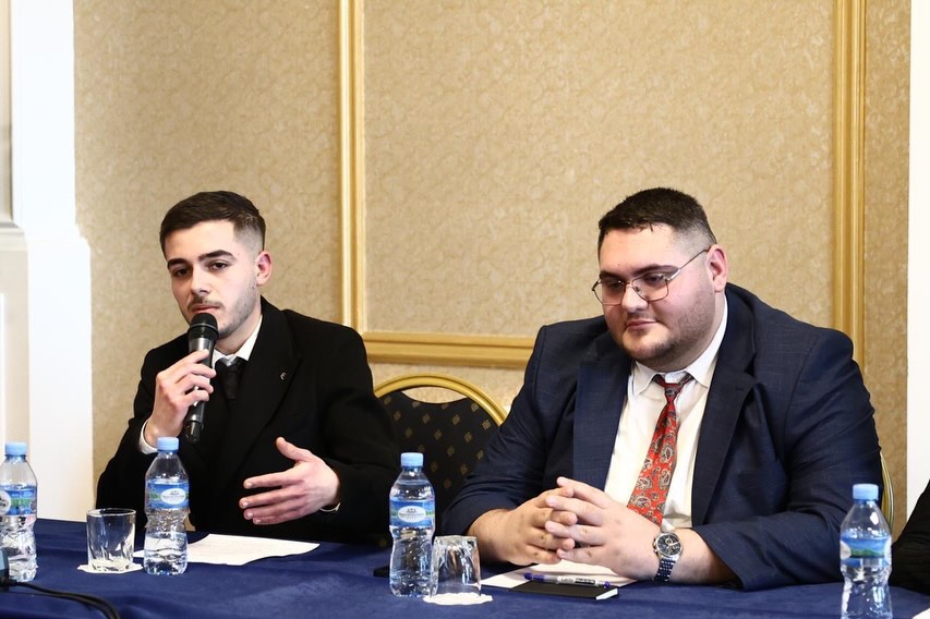 Dje u zhvillua takimi i përbashkët ndërmjet anëtarëve të KKR II dhe KKR III, një moment i rëndës (13)