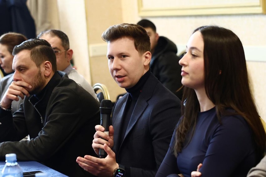 Dje u zhvillua takimi i përbashkët ndërmjet anëtarëve të KKR II dhe KKR III, një moment i rëndës (4)