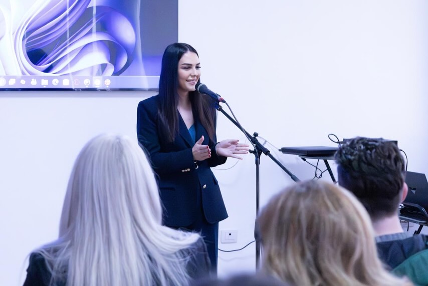 Momente nga inaugurimi Qendrën Rinore “SKYHIGH RINOR” në Bibliotekën Dritëro Agolli, Bashkia Fie (3)