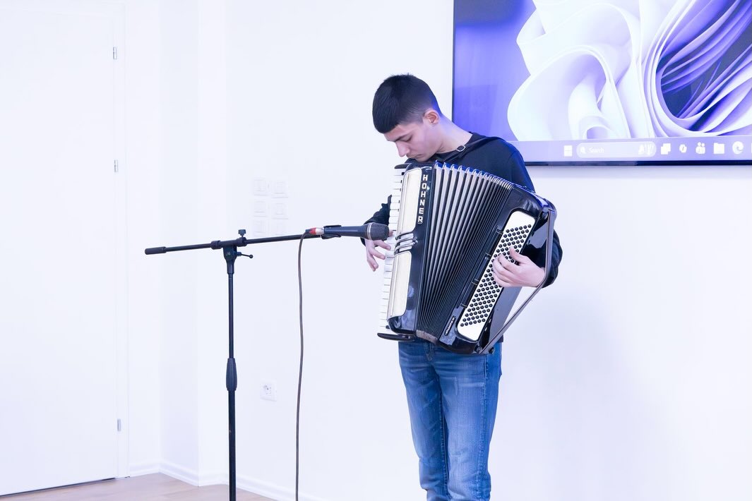 Momente nga inaugurimi Qendrën Rinore “SKYHIGH RINOR” në Bibliotekën Dritëro Agolli, Bashkia Fie (6)