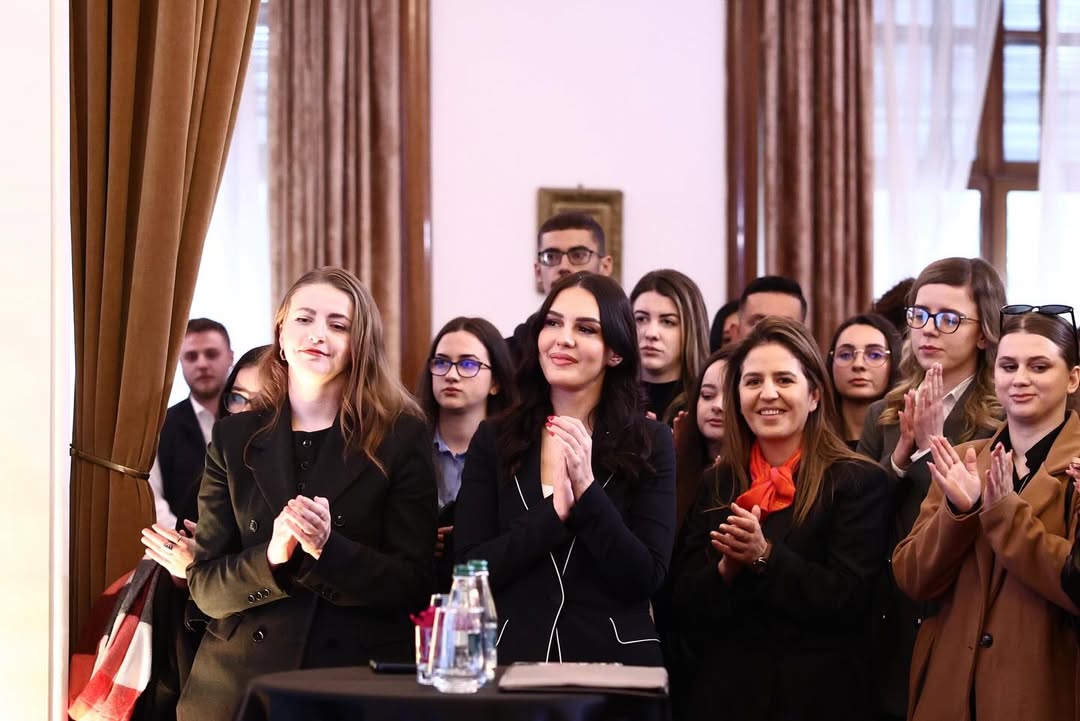 Së bashku me Kryeministrin Edi Rama, Ministrin Blendi Gonxhja dhe kolegë të Administratës Publik (10)