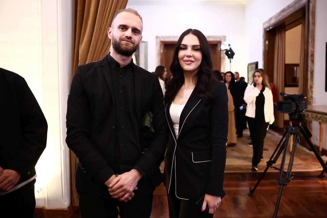 Së bashku me Kryeministrin Edi Rama, Ministrin Blendi Gonxhja dhe kolegë të Administratës Publik (11)