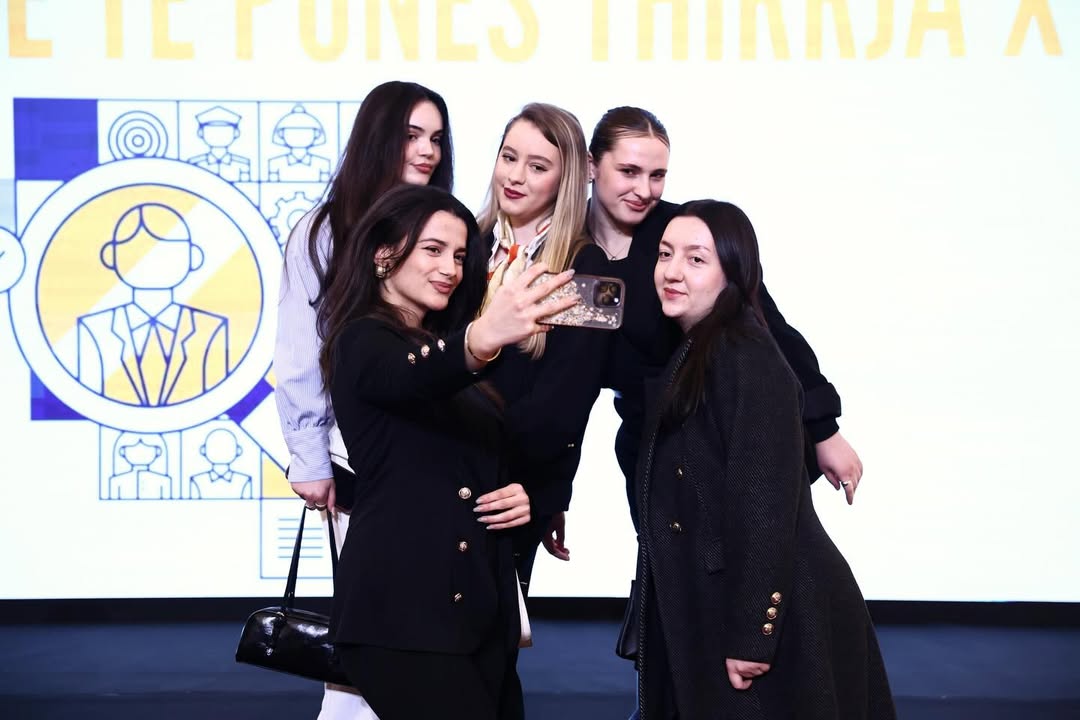 Së bashku me Kryeministrin Edi Rama, Ministrin Blendi Gonxhja dhe kolegë të Administratës Publik (13)