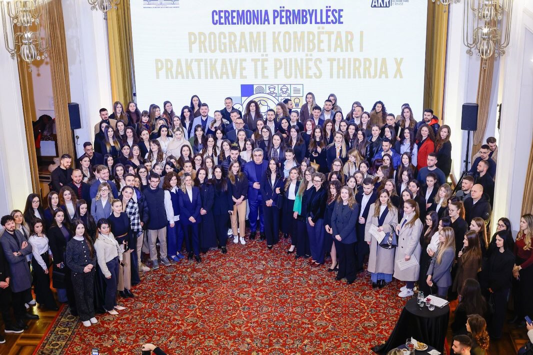 Së bashku me Kryeministrin Edi Rama, Ministrin Blendi Gonxhja dhe kolegë të Administratës Publik (16)