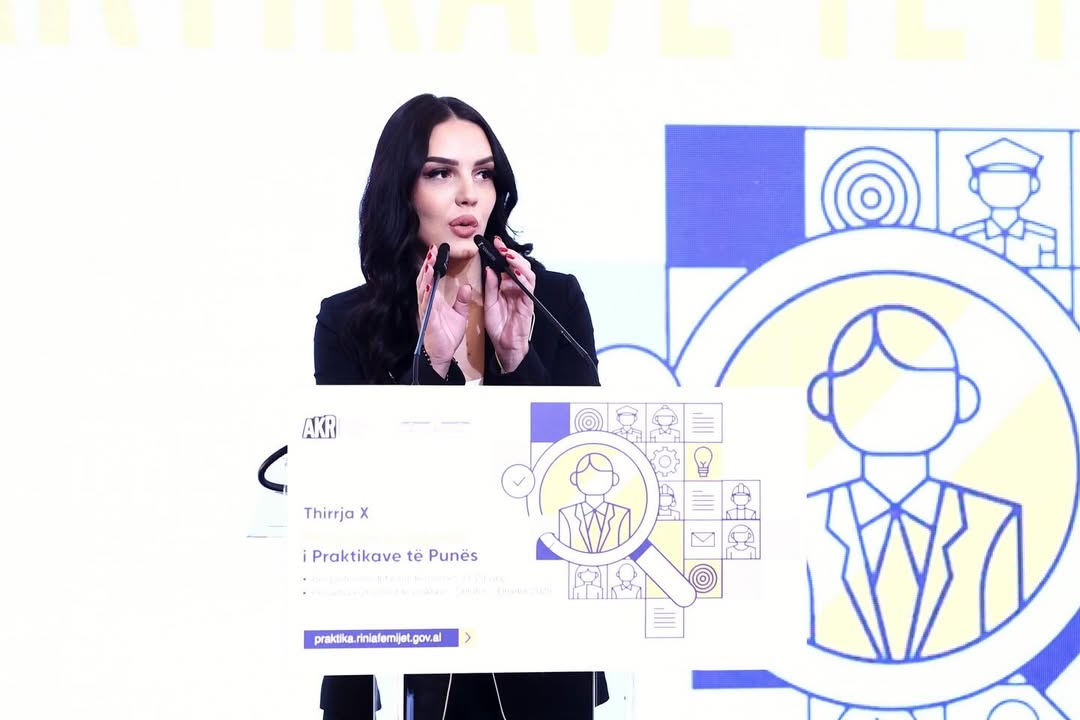 Së bashku me Kryeministrin Edi Rama, Ministrin Blendi Gonxhja dhe kolegë të Administratës Publik (2)