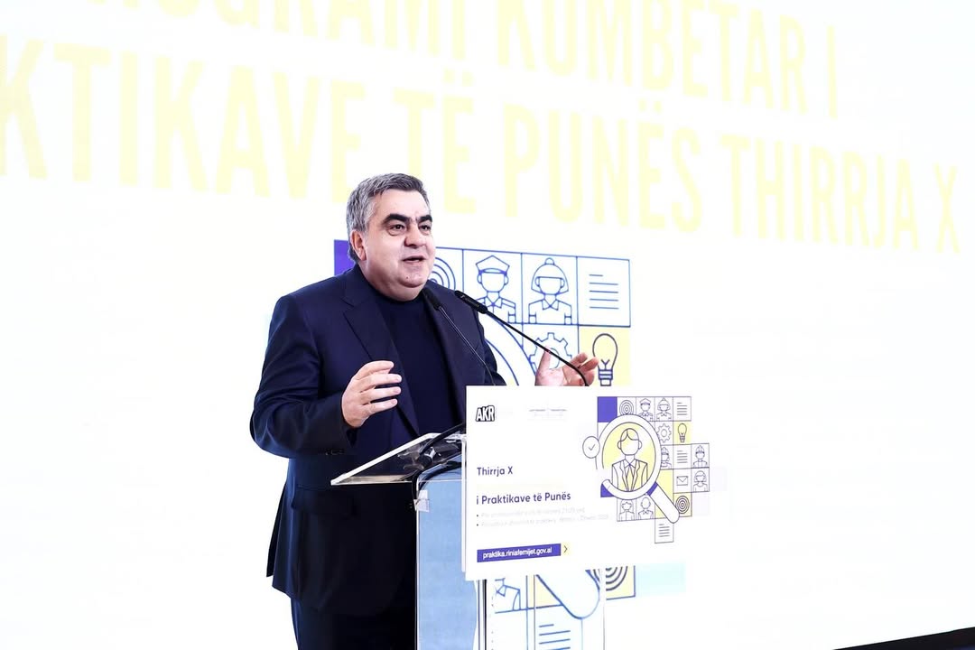 Së bashku me Kryeministrin Edi Rama, Ministrin Blendi Gonxhja dhe kolegë të Administratës Publik (3)