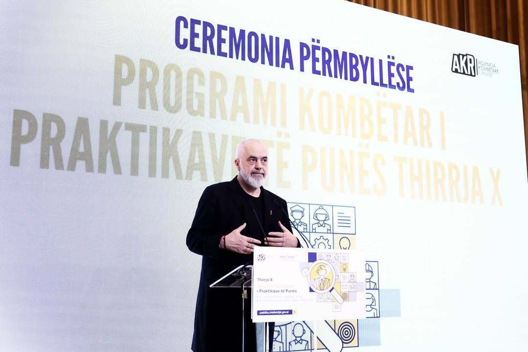 Së bashku me Kryeministrin Edi Rama, Ministrin Blendi Gonxhja dhe kolegë të Administratës Publik (4)