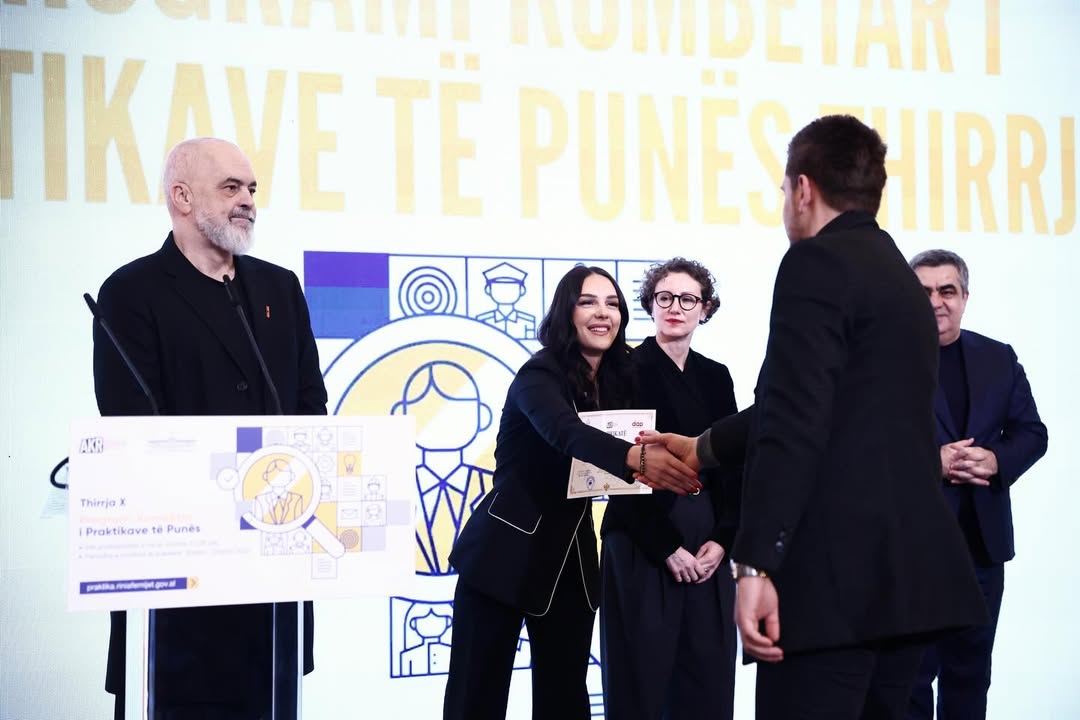 Së bashku me Kryeministrin Edi Rama, Ministrin Blendi Gonxhja dhe kolegë të Administratës Publik (5)