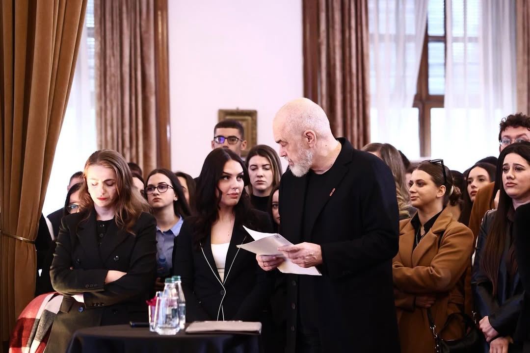 Së bashku me Kryeministrin Edi Rama, Ministrin Blendi Gonxhja dhe kolegë të Administratës Publik (6)