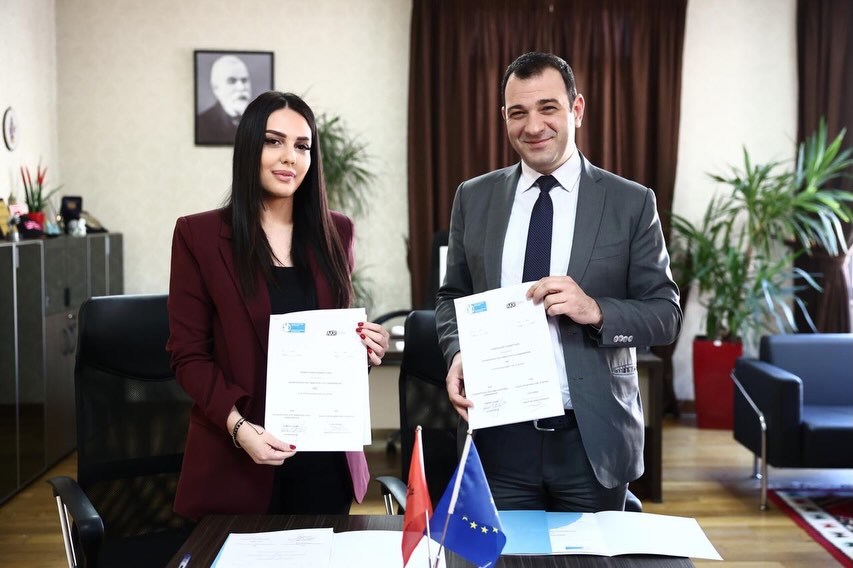 U firmos sot marrëveshja e bashkëpunimit me Komisionerin për Mbrojtjen nga Diskriminimi Robert G (2)