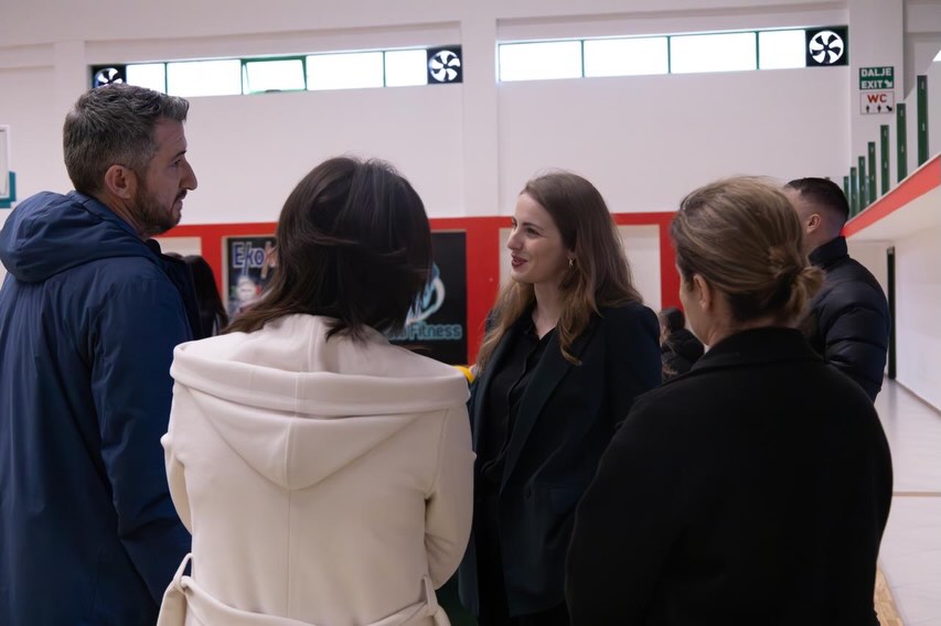 Vizitë në ambientet e Pallatit të Sportit Fier, ku u takuam me ekipet e volejbollit të vajzave.G (1)
