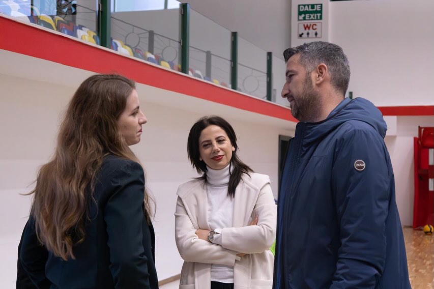 Vizitë në ambientet e Pallatit të Sportit Fier, ku u takuam me ekipet e volejbollit të vajzave.G (2)