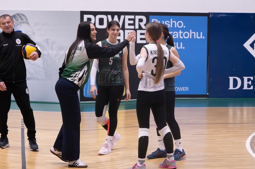 Vizitë në ambientet e Pallatit të Sportit Fier, ku u takuam me ekipet e volejbollit të vajzave.G (4)