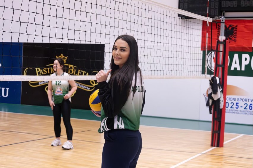 Vizitë në ambientet e Pallatit të Sportit Fier, ku u takuam me ekipet e volejbollit të vajzave.G (6)