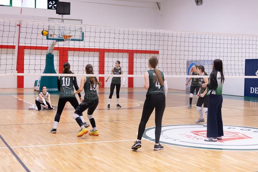 Vizitë në ambientet e Pallatit të Sportit Fier, ku u takuam me ekipet e volejbollit të vajzave.G (7)