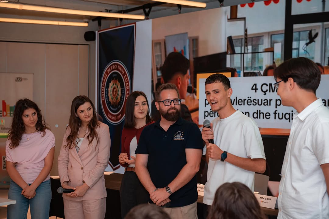 Finalja e Madhe e Edicionit IX të Re-Debate vulosi edhe një herë fuqinë që ka debati në formimin (15)