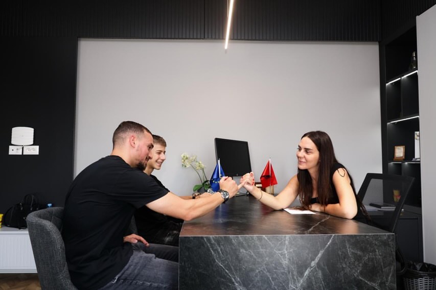Drejtoresha e Agjencisë Kombëtare të Rinisë, Znj. Sara Bodo mirëpriti në një takim sportistin ejkn